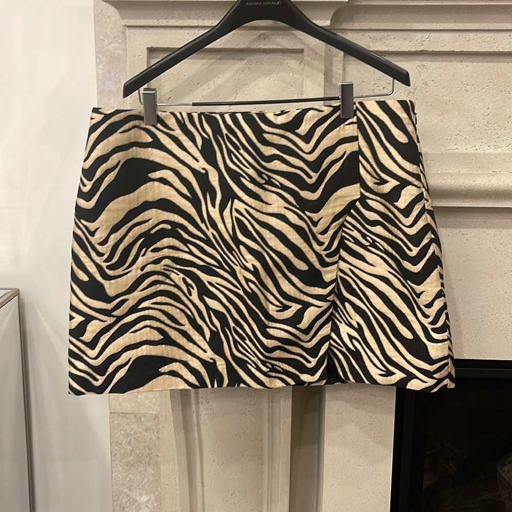 Banana Republic black and gold zebra print slit mini skirt. Size 18 Never worn